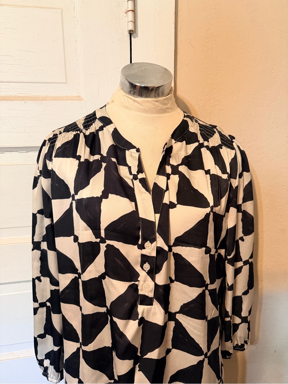 fun 2 fun Black & Cream Geometric Button-Front Blouse